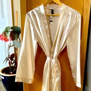 NWT Faux Silk Robe - Laundry by Shelli Segal